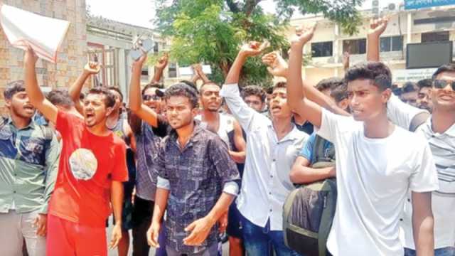 অনিয়ম-বাণিজ্যের অভিযোগ পরীক্ষা বাতিলের দাবি