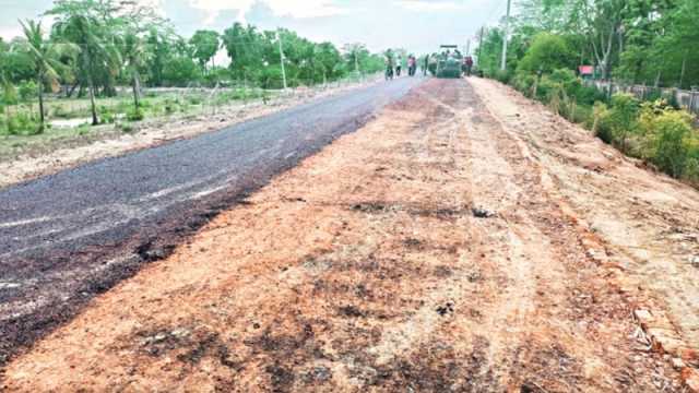 ধুলার ওপরই চলছে কার্পেটিং