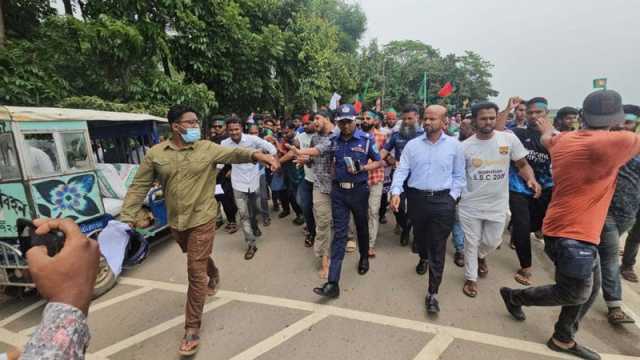 ইউএনওর বদলির দাবিতে লংমার্চ ছাত্র-জনতার