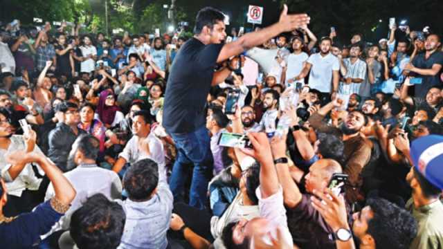 আবদুল হামিদের বিদেশযাত্রা ক্ষুব্ধ ছাত্রদের যমুনা ঘেরাও