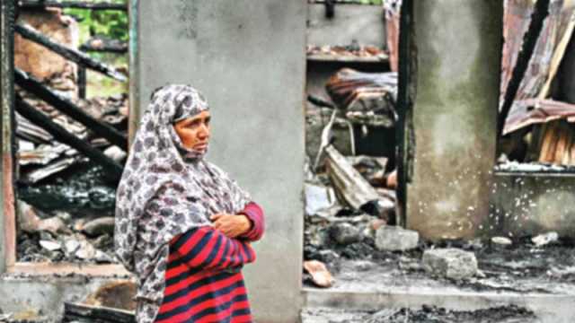 আতঙ্ক-উৎকণ্ঠায় দুই দেশের মানুষ