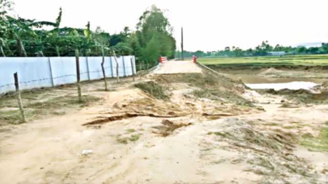 উদ্বোধনের আগেই কালভার্টের সংযোগ সড়কে ধস