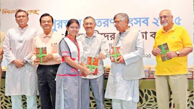 নতুন বই উপহার পেয়ে উচ্ছ্বসিত শিক্ষার্থীরা