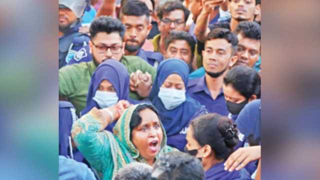 আইভী কারাগারে, পুলিশের গাড়িতে হামলা-ককটেল