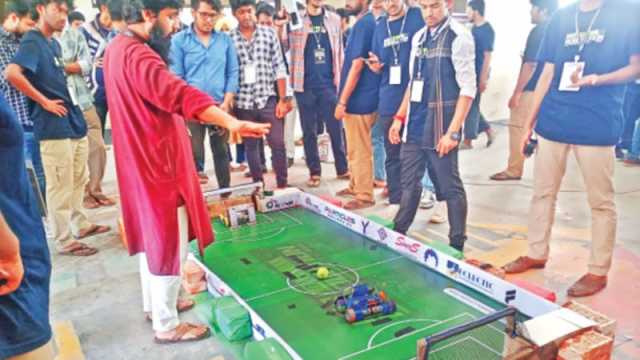 ফুটবলে কসরত দেখাল বিশেষ সকার বট