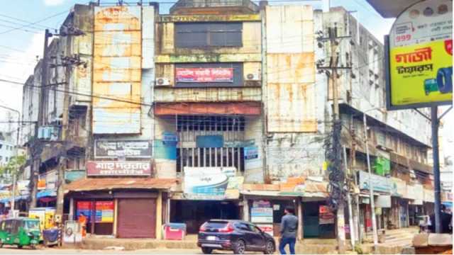 ২৩ বছর ভাড়া না দিয়ে ফ্লোর দখল ব্যবসায়ীর