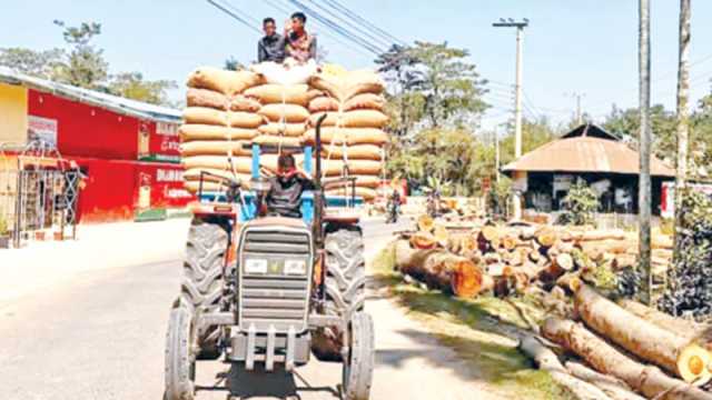 সন্দ্বীপের সড়কে ‘বিপজ্জনক ট্রাক’