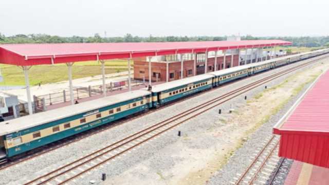 বিলের মাঝে যাত্রীশূন্য রেলস্টেশন