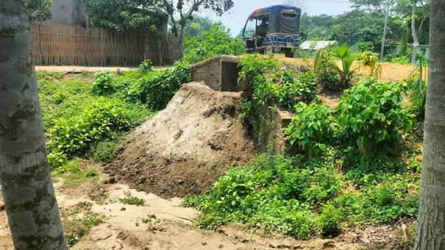 সেতু-কালভার্ট বন্ধ করে বাড়ি চাষাবাদ ঝুঁকিতে
