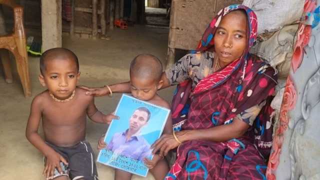 স্বামী হারিয়ে ২ সন্তান নিয়ে অসহায় গৃহিণী