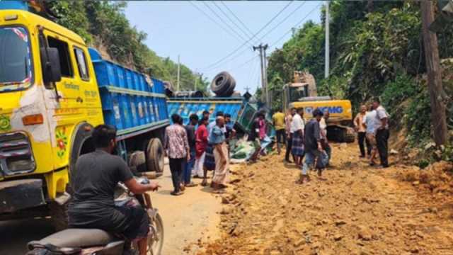 ট্রাক উল্টে যান চলাচল বন্ধ চালক-যাত্রীদের দুর্ভোগ