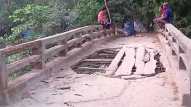 জীর্ণ সেতুর মাঝে বড় গর্ত, চলাচলে ঝুঁকি