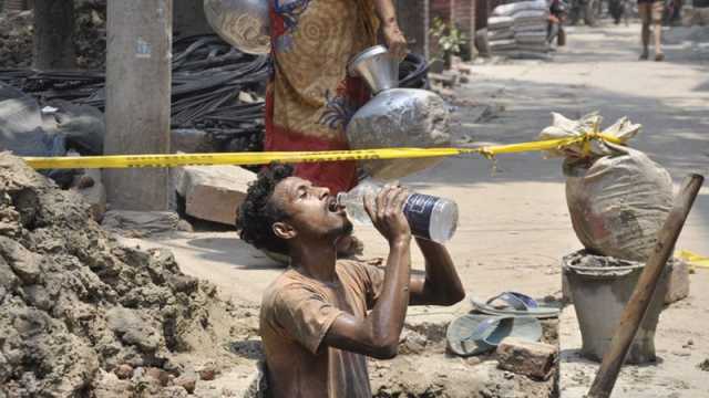 ‘একটু রোদ কুমলি তারপর রিকশা চালাতি যাব’