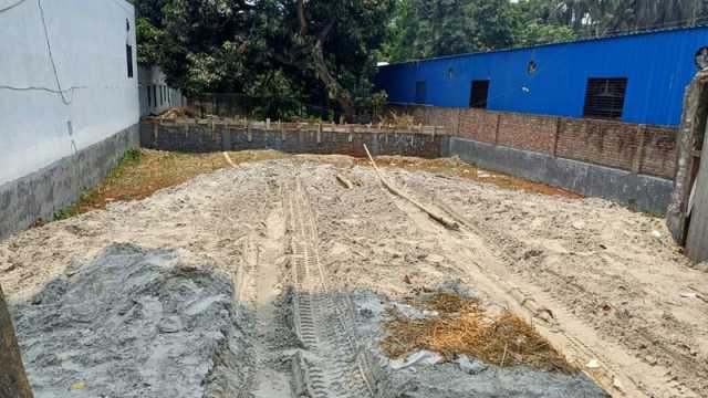 বালু ফেলে সরকারি জমি দখল, প্রশাসন নির্বিকার