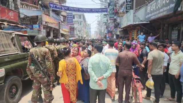 বেতন দাবিতে শ্রমিকদের মহাসড়ক অবরোধ