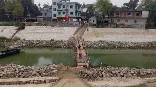 সেতুর অভাবে দুর্ভোগ ৩৫ গ্রামের মানুষের