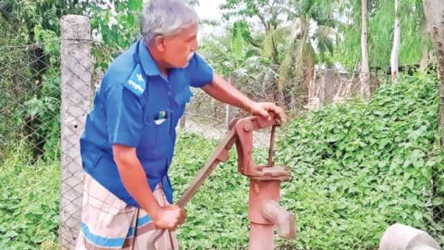 এক কলস পানি আনতে দুই কিলোমিটার