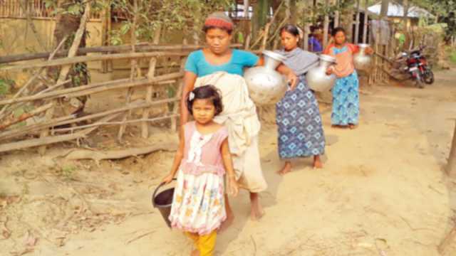 একটি মাত্র নলকূপের পানিই তাদের ভরসা