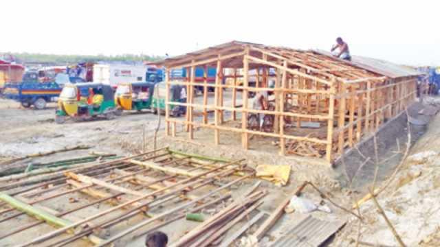 পার্কিং দখল করে স্থাপনা, কাটা হয়েছে কেওড়া বন