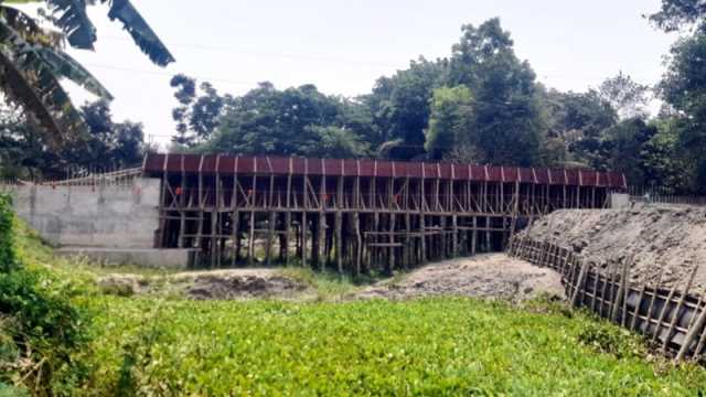 ১৬ ফুট মরা খালে, ৭২ ফুট সেতু