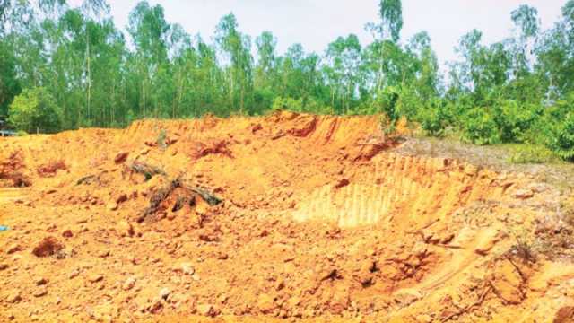 পটিয়ায় পাহাড় লুটছে প্রভাবশালীরা