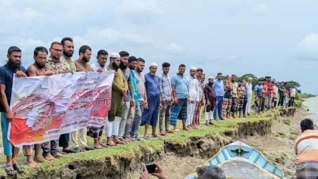 ভাঙন থেকে ১২ গ্রাম রক্ষায় মানববন্ধন