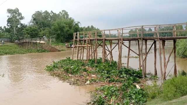 সাঁকো ভেঙে যোগাযোগ বিচ্ছিন্ন ১১ গ্রাম
