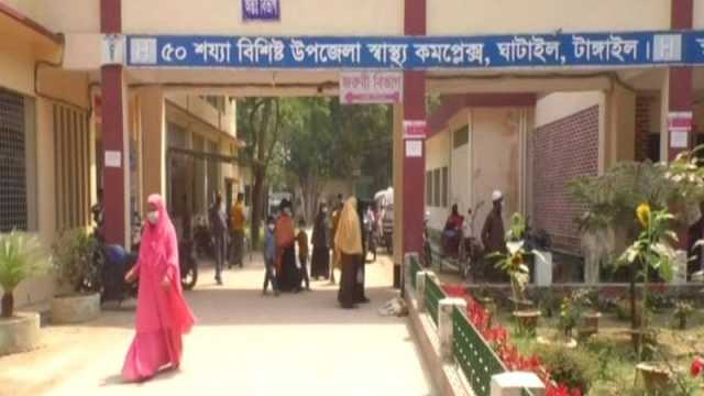 ‘সকাল ৮টায় আইছি এহন ১০টা বাজে, ডাক্তারের দেহা নাই’