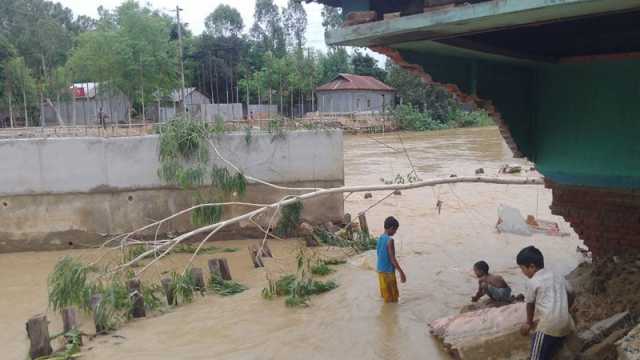 ঢলে ভেসে গেল সংযোগ সড়ক, হেলে পড়ল ঘর