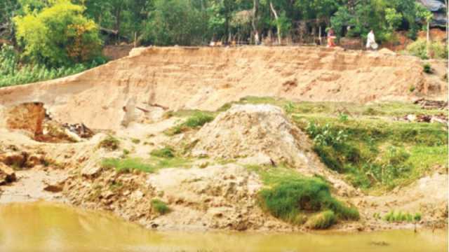 চকরিয়ায় বালুর ইজারা নিয়ে কাটা হচ্ছে পাহাড়