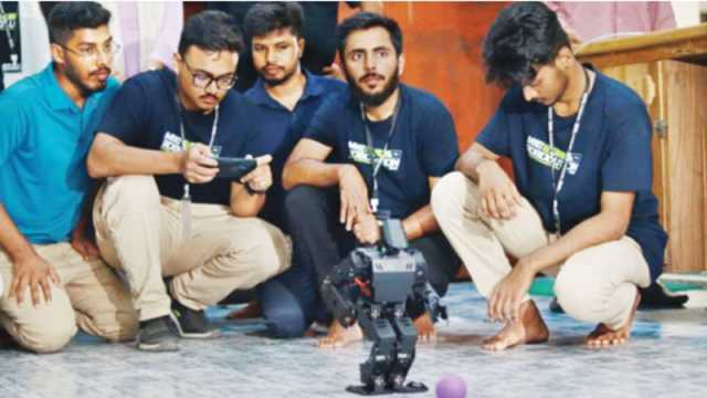 ক্যাম্পাসে রোবটিক্স উৎসব