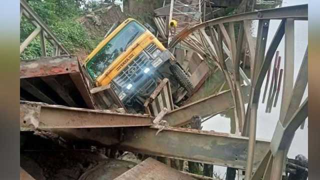 কোপাগাং সেতুর অ্যাপ্রোচ ভেঙে বন্ধ সড়ক