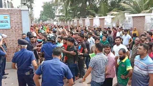 দুই দাবিতে পোশাক কারখানায় শ্রমিক বিক্ষোভ
