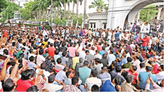 নগর ভবনে তালা ঝুলিয়ে উপদেষ্টার কুশপুতুল দাহ