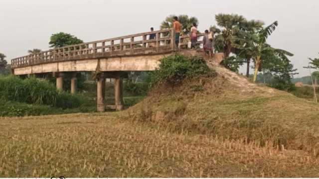 কোটি টাকার সেতুর ওপর ২২ বছরেও চলতে পারেনি গাড়ি