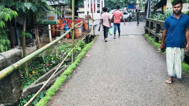 ভেঙে পড়ল ডাকবাংলো সেতুর রেলিং