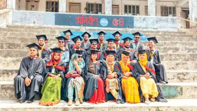 মুখ দিয়ে লিখে স্নাতকোত্তর পাস করেছেন বাহার