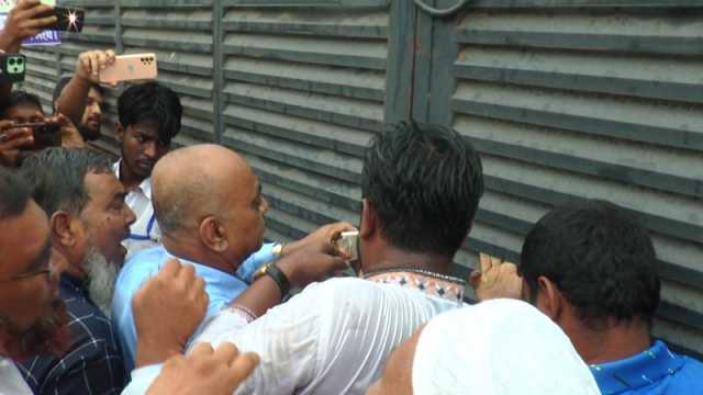 ইন্ট্রাকোর ভোলা ডিপোতে তালা বিক্ষোভকারীদের