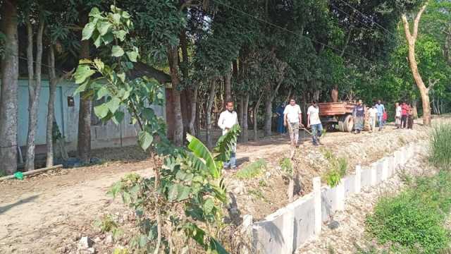 রাস্তার ভাঙন রোধে চার গ্রামের মানুষের পাশে জনপ্রতিনিধি