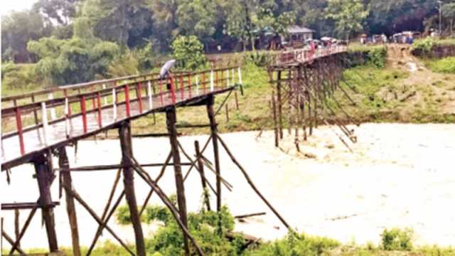 ঢলে কাঠের সেতুর দফারফা