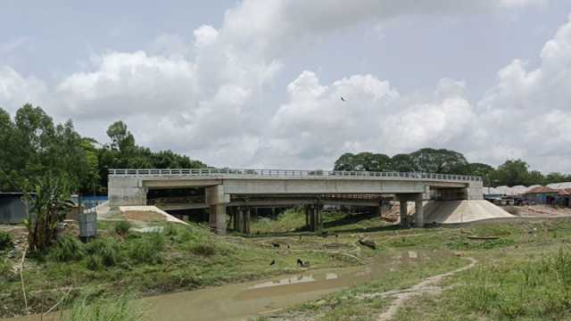 ভূমি অধিগ্রহণ জটিলতায় আটকা সংযোগ সড়ক