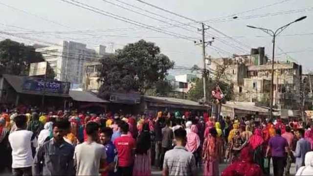 বেতন পরিশোধ না করে ছুটি বৃদ্ধি সড়ক অবরোধ