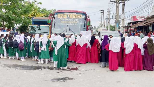 বাসের ধাক্কায় স্কুলছাত্র আহত সড়কে সহপাঠী