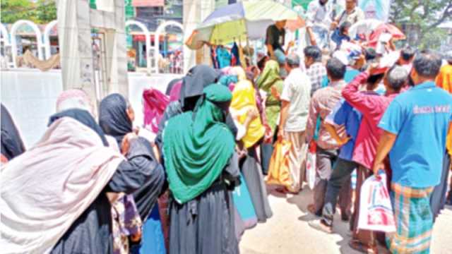 টিসিবির ট্রাক দেখলেই হুড়োহুড়ি খালি হাতে ফেরেন অনেকে