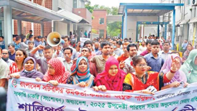 আন্দোলনের মধ্যেই ফিরেছে চাকরিচ্যুতির বিশেষ বিধান