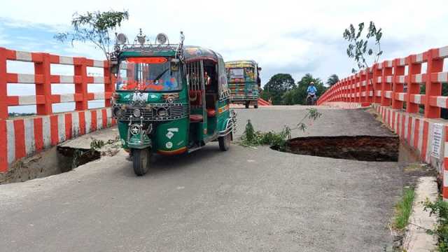সেতুর অ্যাপ্রোচে বড় গর্ত ঝুঁকি নিয়ে যান চলাচল