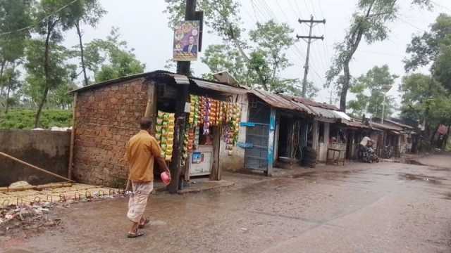 খাসজমিতে দোকানপাট পানিপ্রবাহের নালা বন্ধ