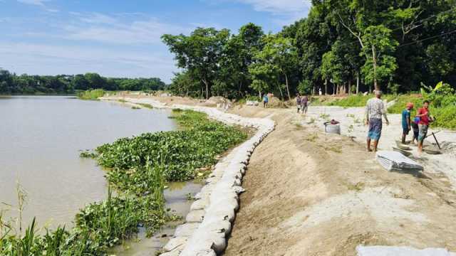 সাড়া দেয়নি সরকারি দপ্তর ভাঙন রোধে স্বেচ্ছাশ্রম