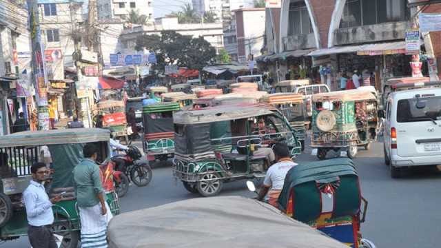 ইশারা পেলে মাঝ রাস্তায় রিকশা থামান চালকরা