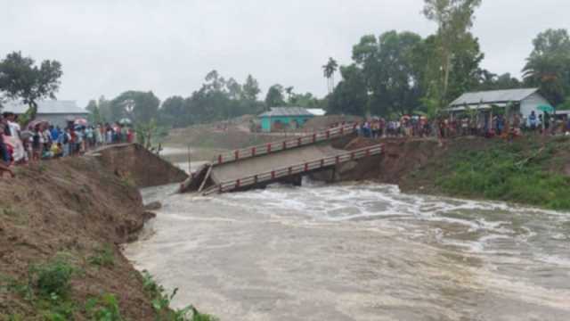 কালভার্ট ধসে যোগাযোগ বিচ্ছিন্ন খনন নিয়ে পাল্টাপাল্টি অভিযোগ